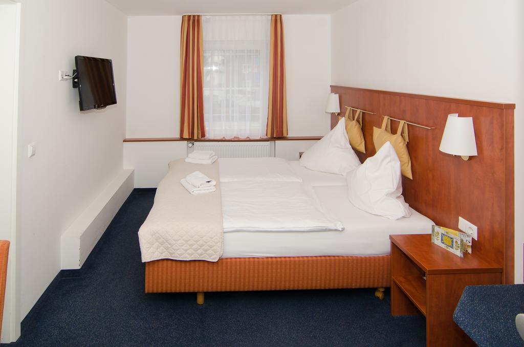 Hotel -Restaurant Taormina Birkenfeld  ภายนอก รูปภาพ
