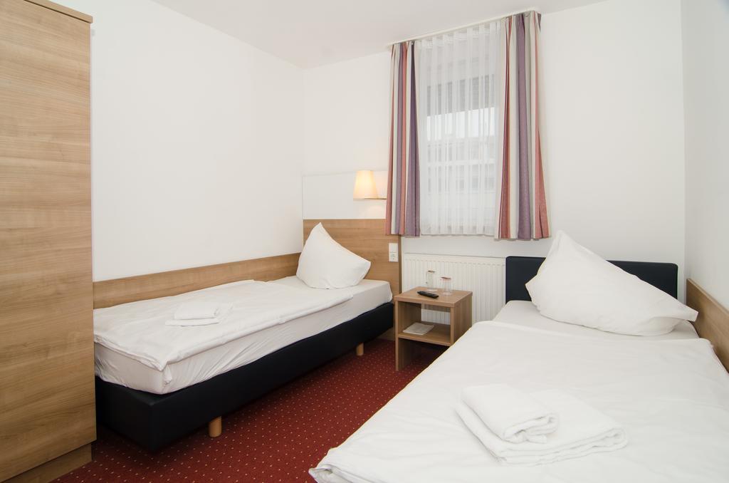 Hotel -Restaurant Taormina Birkenfeld  ภายนอก รูปภาพ