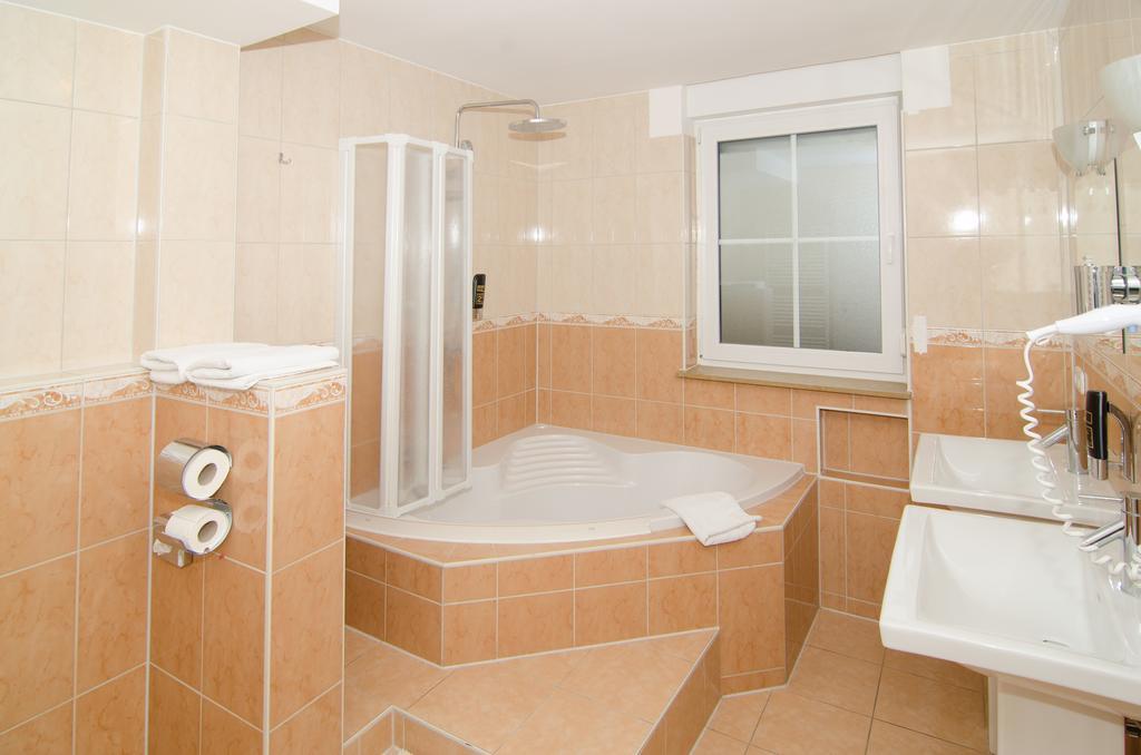 Hotel -Restaurant Taormina Birkenfeld  ภายนอก รูปภาพ