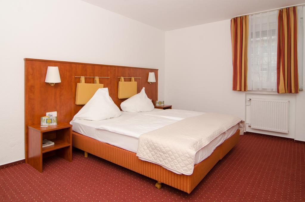 Hotel -Restaurant Taormina Birkenfeld  ภายนอก รูปภาพ