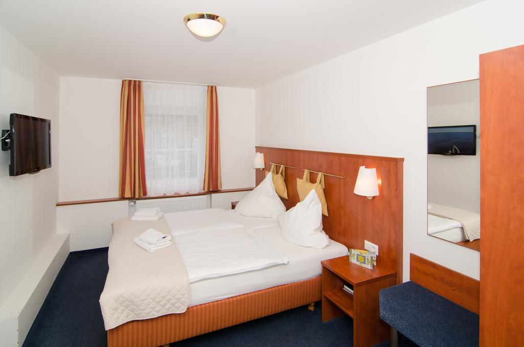 Hotel -Restaurant Taormina Birkenfeld  ภายนอก รูปภาพ